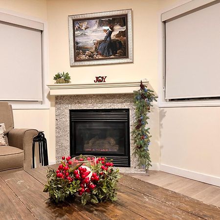 B212 Hot Tub, Ac X3, Parking, 2 Min To Banff Gate Apartamento Canmore Exterior foto