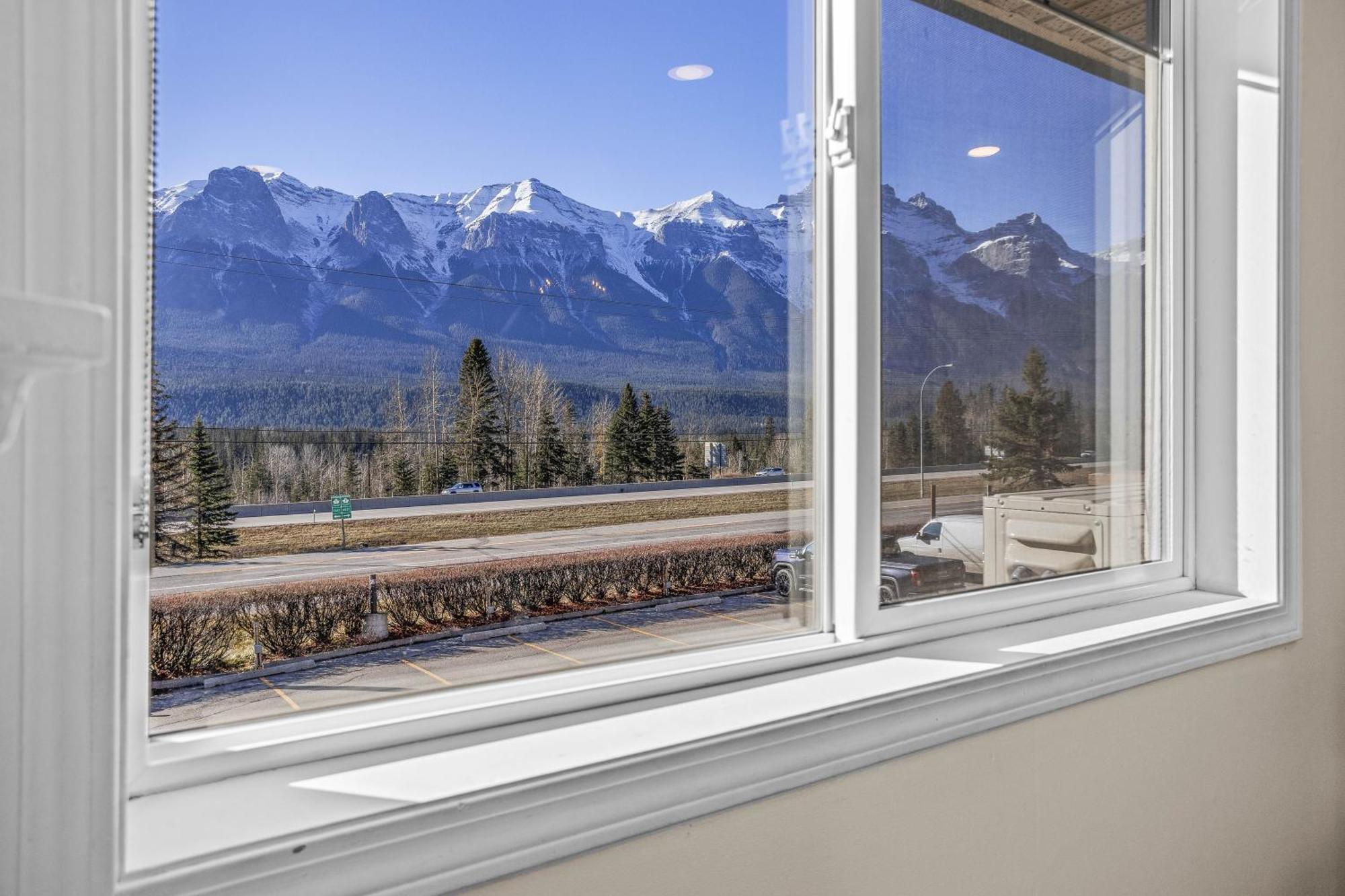B212 Hot Tub, Ac X3, Parking, 2 Min To Banff Gate Apartamento Canmore Exterior foto