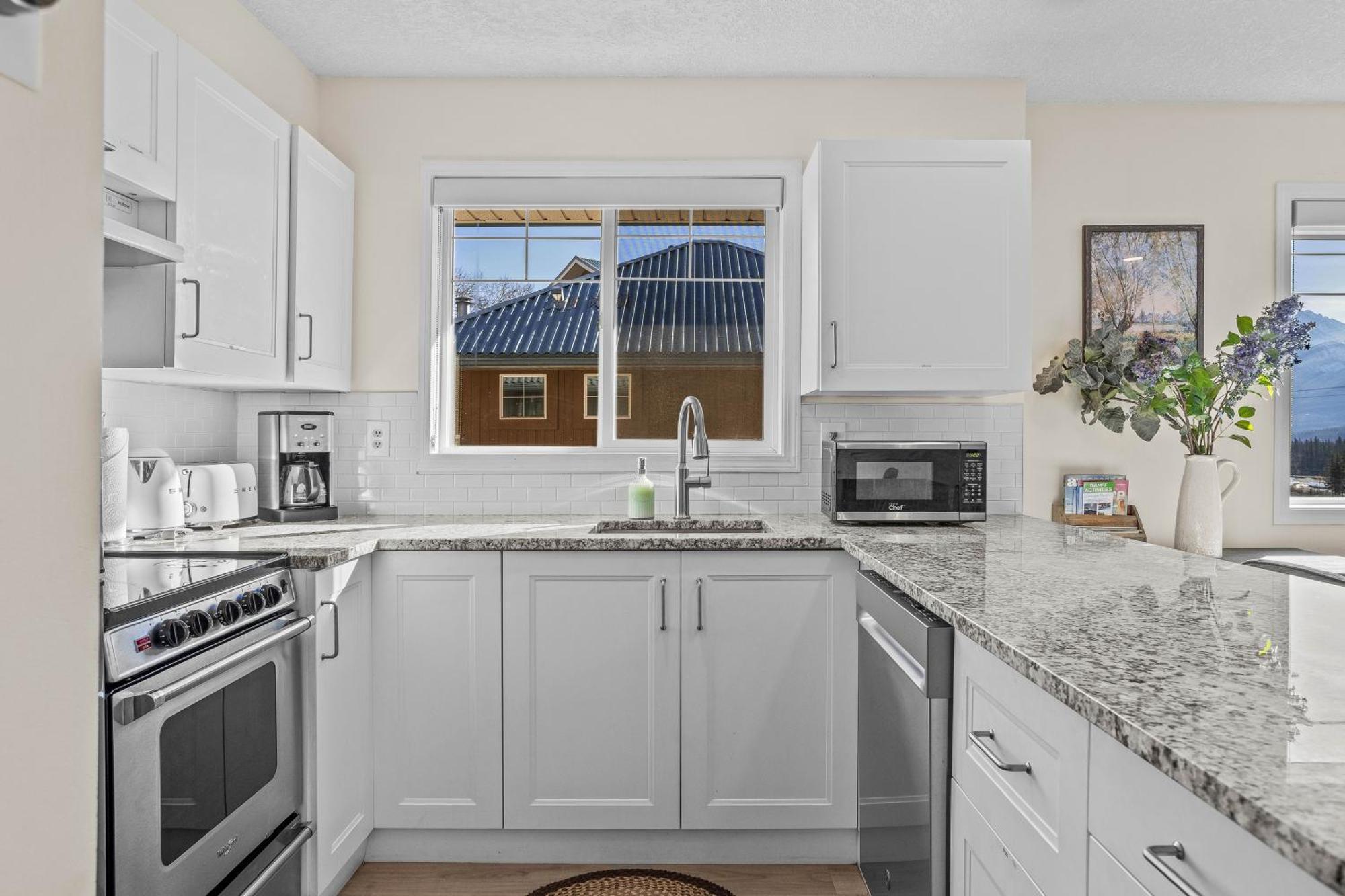 B212 Hot Tub, Ac X3, Parking, 2 Min To Banff Gate Apartamento Canmore Exterior foto