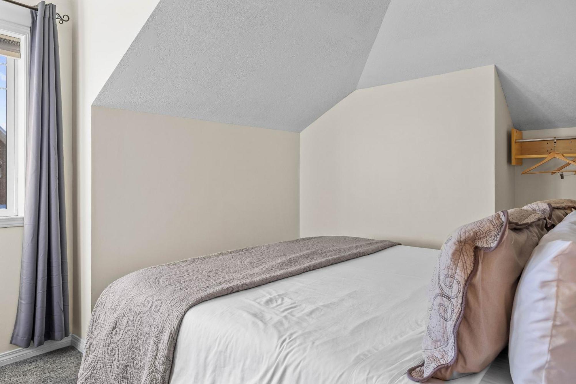B212 Hot Tub, Ac X3, Parking, 2 Min To Banff Gate Apartamento Canmore Exterior foto