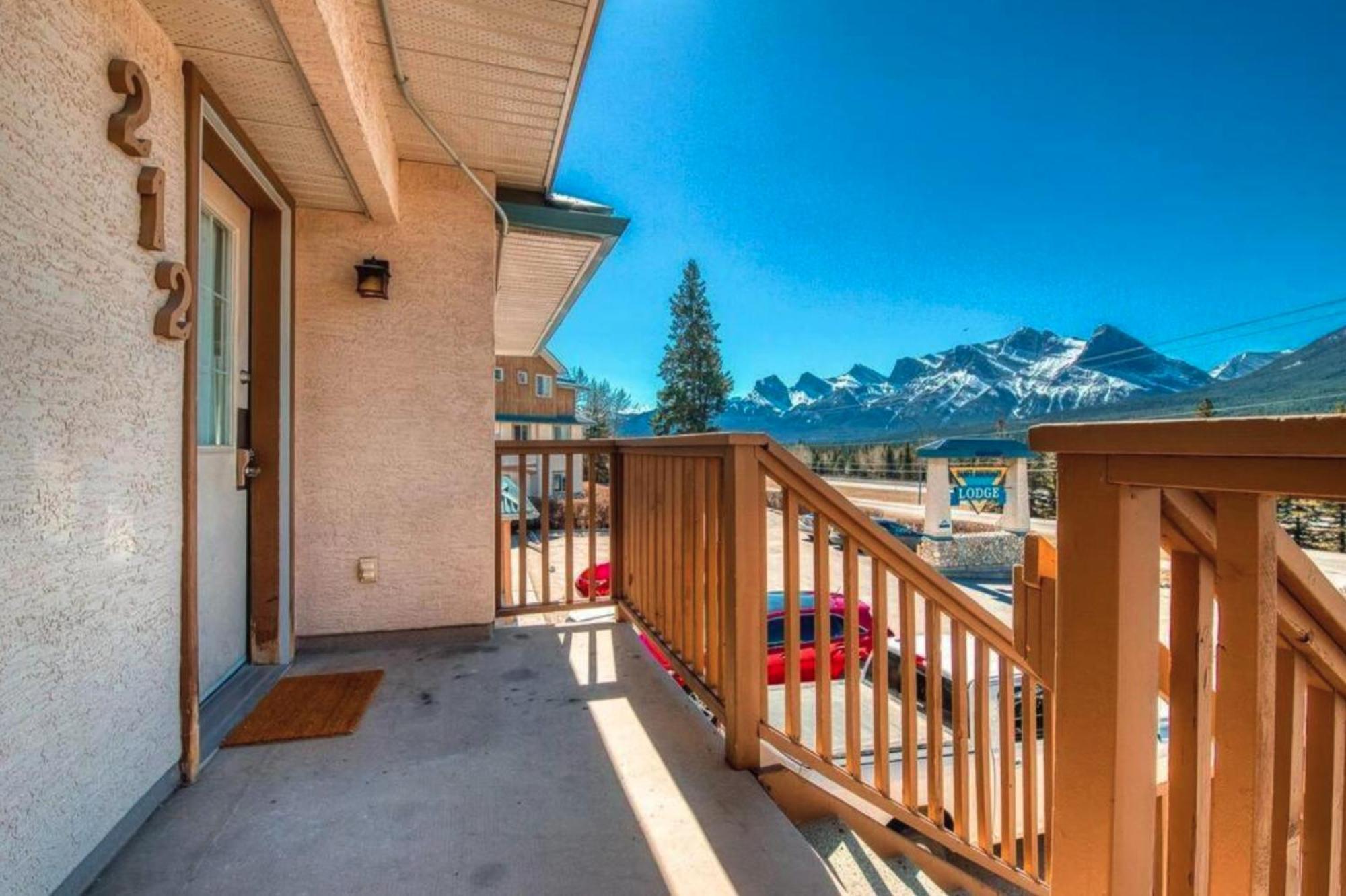 B212 Hot Tub, Ac X3, Parking, 2 Min To Banff Gate Apartamento Canmore Exterior foto