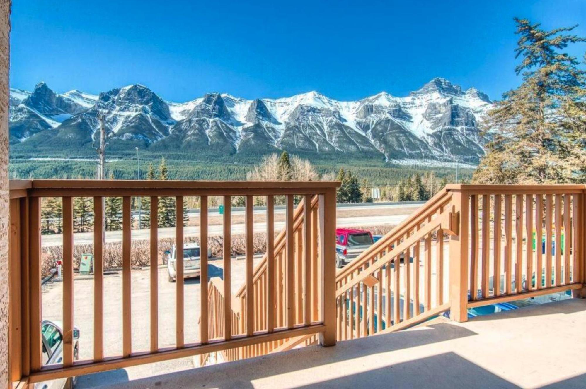 B212 Hot Tub, Ac X3, Parking, 2 Min To Banff Gate Apartamento Canmore Exterior foto