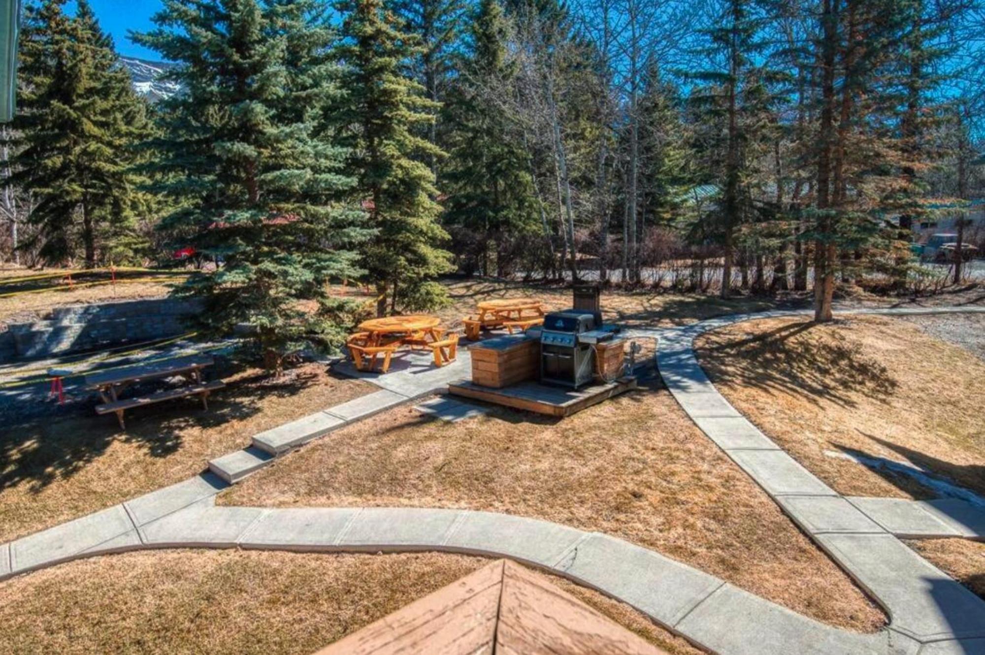 B212 Hot Tub, Ac X3, Parking, 2 Min To Banff Gate Apartamento Canmore Exterior foto