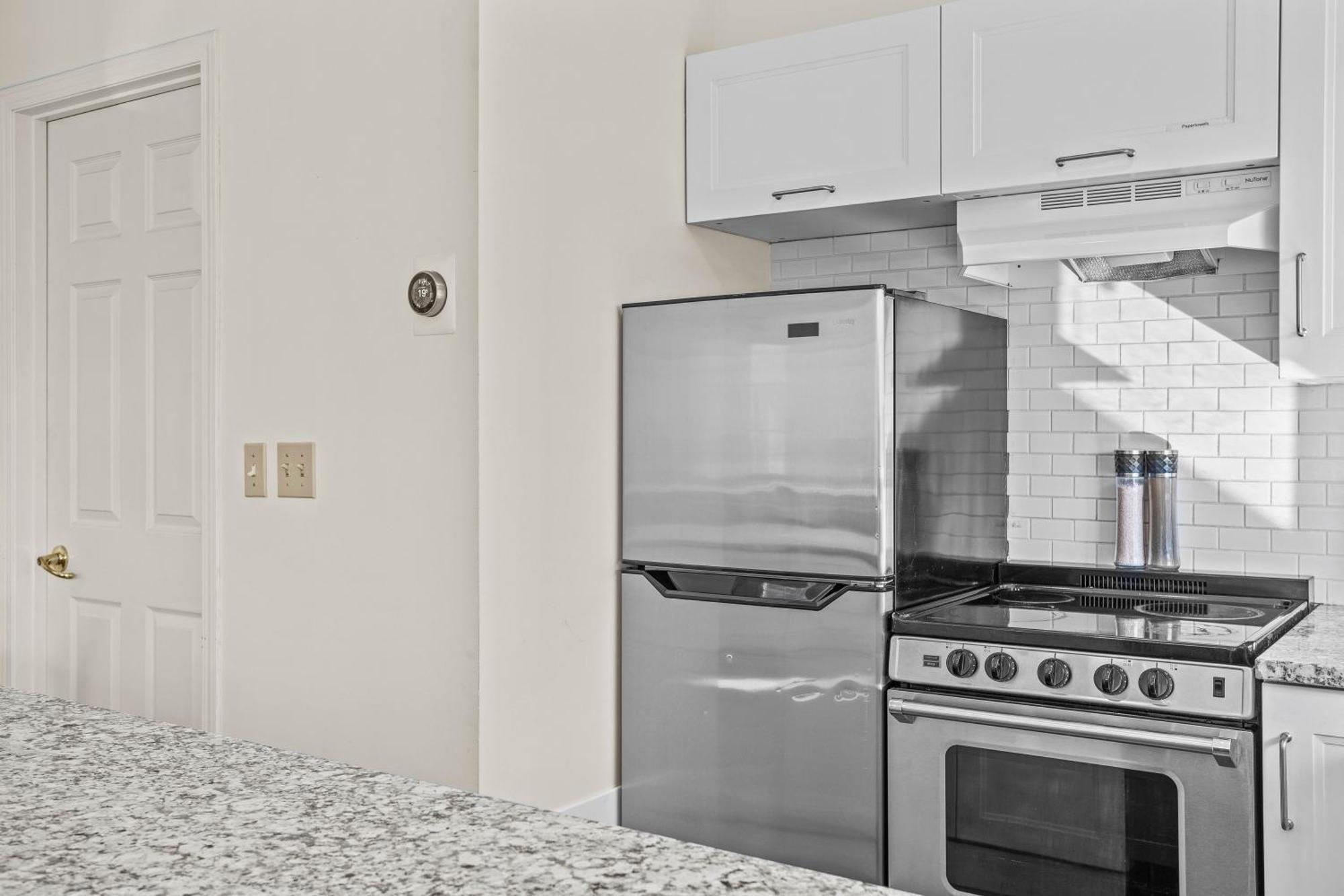B212 Hot Tub, Ac X3, Parking, 2 Min To Banff Gate Apartamento Canmore Exterior foto