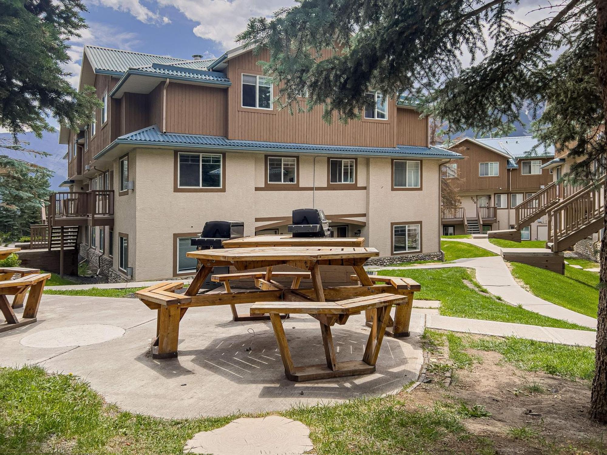B212 Hot Tub, Ac X3, Parking, 2 Min To Banff Gate Apartamento Canmore Exterior foto