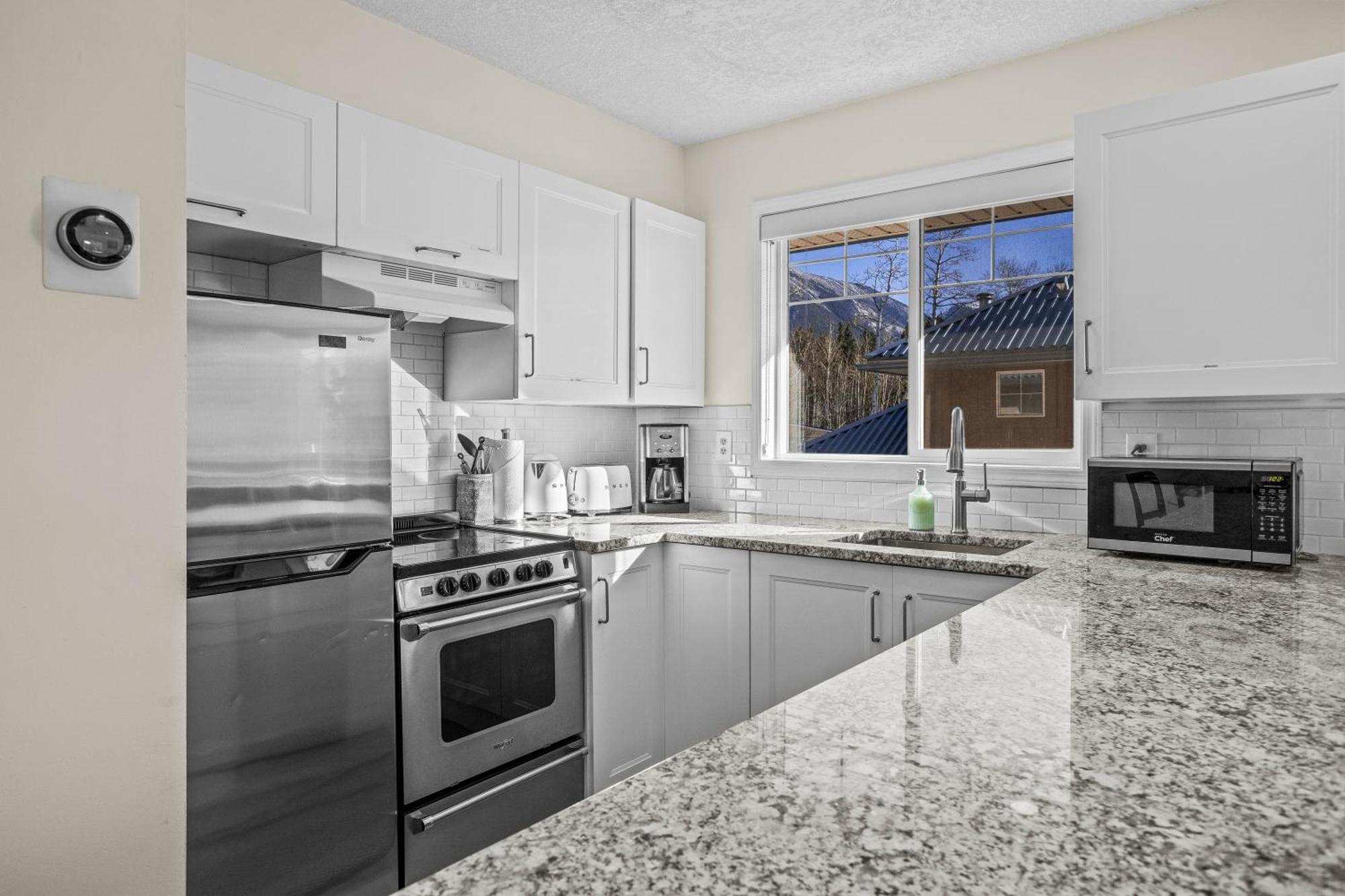 B212 Hot Tub, Ac X3, Parking, 2 Min To Banff Gate Apartamento Canmore Exterior foto