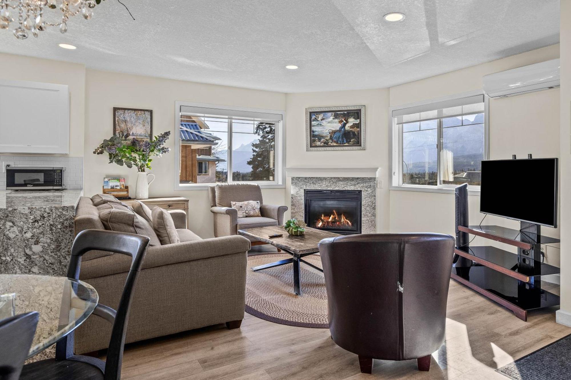 B212 Hot Tub, Ac X3, Parking, 2 Min To Banff Gate Apartamento Canmore Exterior foto