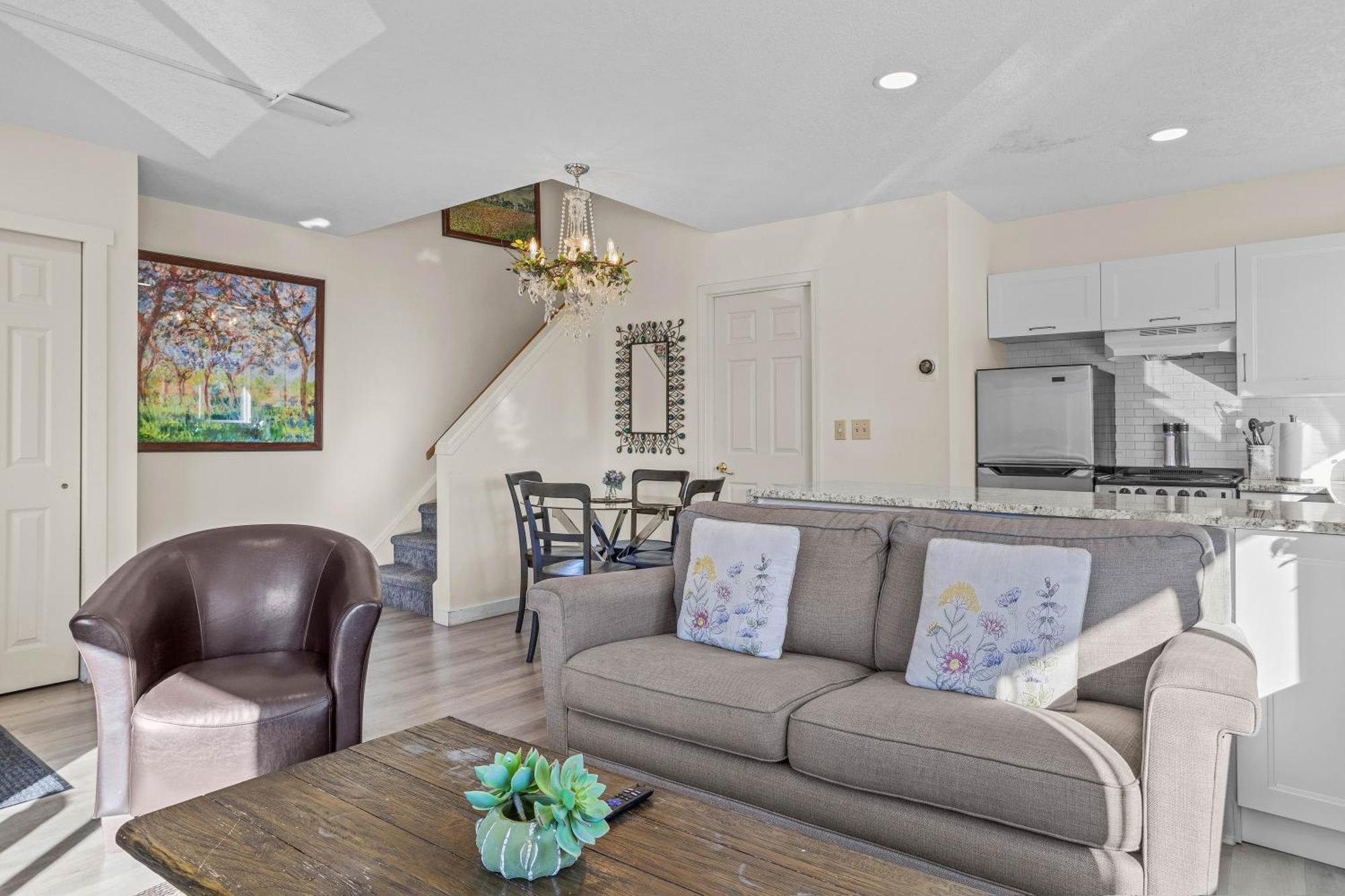 B212 Hot Tub, Ac X3, Parking, 2 Min To Banff Gate Apartamento Canmore Exterior foto