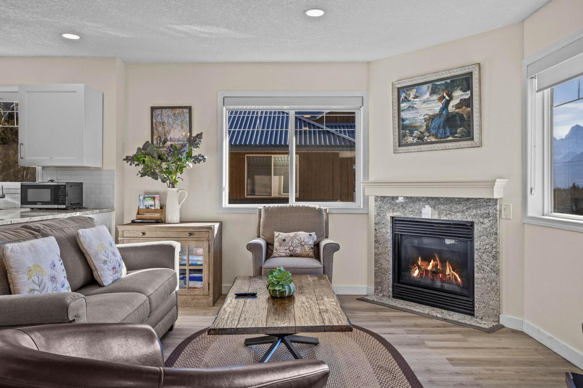 B212 Hot Tub, Ac X3, Parking, 2 Min To Banff Gate Apartamento Canmore Exterior foto