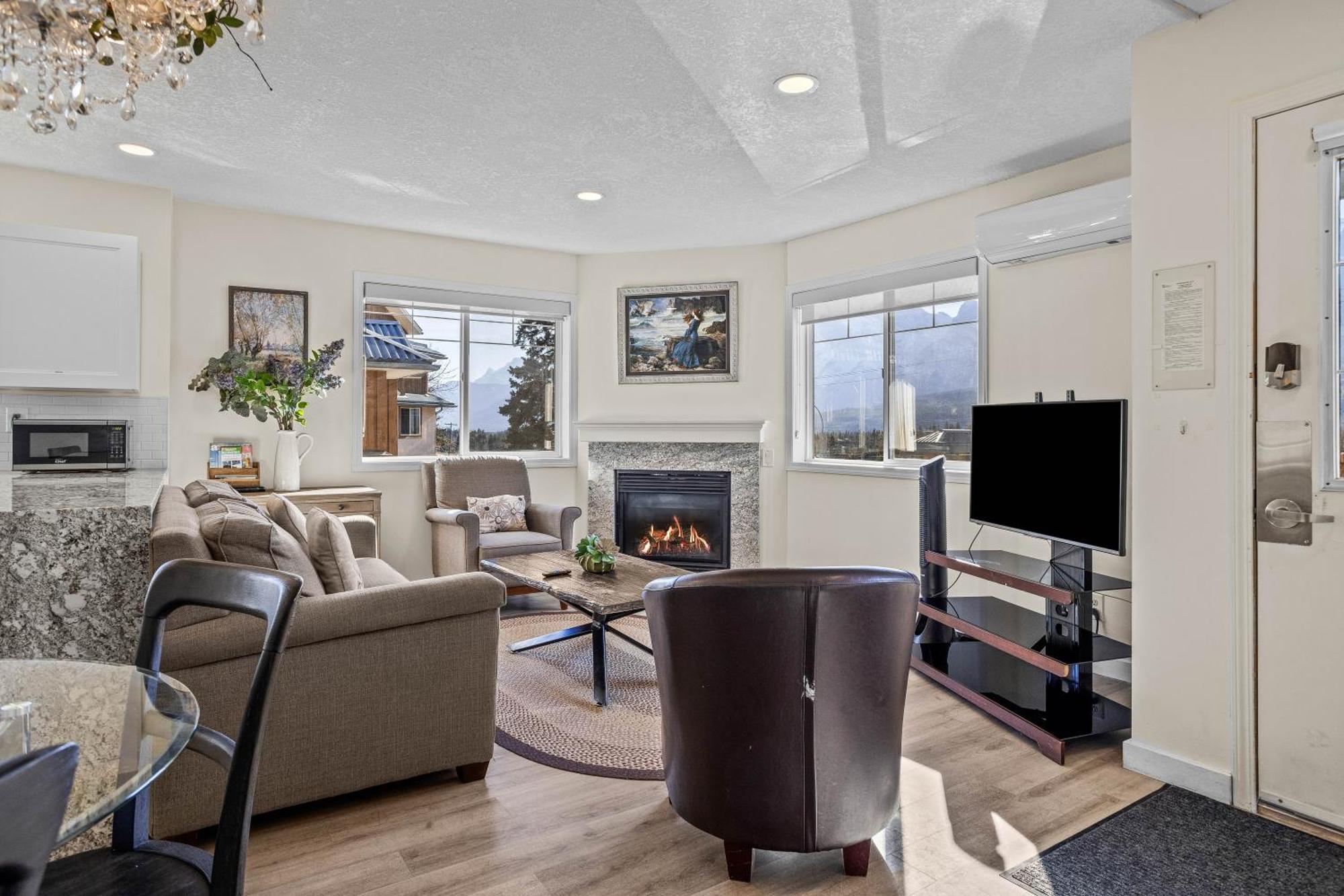 B212 Hot Tub, Ac X3, Parking, 2 Min To Banff Gate Apartamento Canmore Exterior foto